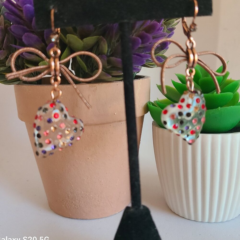 Source Unknown Heart w/Bow Multi-Color‎ Dangle Earrings NWOT Ladies Event Party